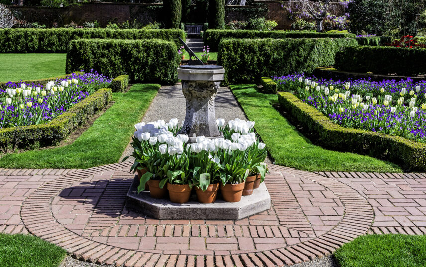 Barocke Gartengestaltung mit Beeten  Hecken und einer Stein-Sonnenuhr