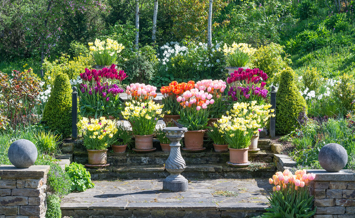 Barocke Gartenanlage mit Gartendekoration – Klassische Sonnenuhr auf...