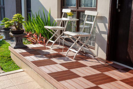 Terrassen Idee mit zwei Klappstühlen in weiß & Tisch – Bonsaibaum auf Sockel
