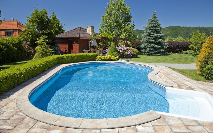 Großer Garten mit ovalen Pool & Treppenstufen in den Pool – Hecke am Grundstücksrand