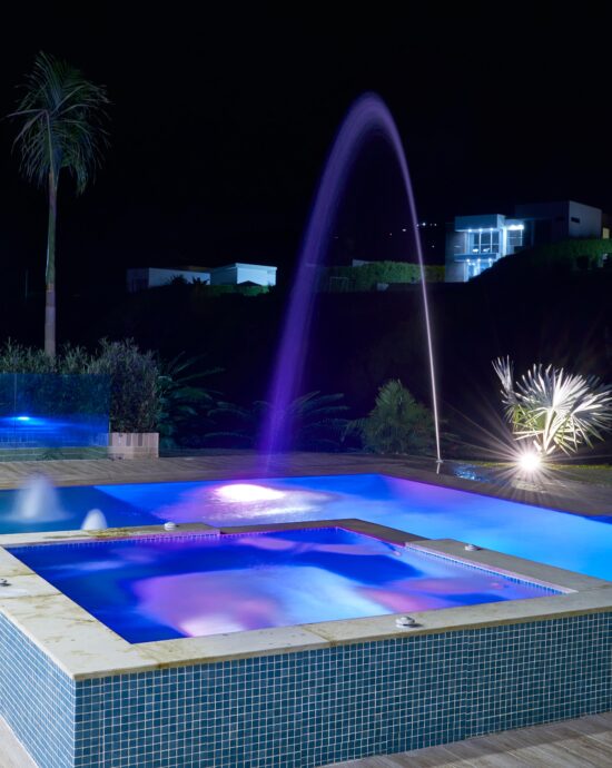 Pool beleuchtet in der Nacht