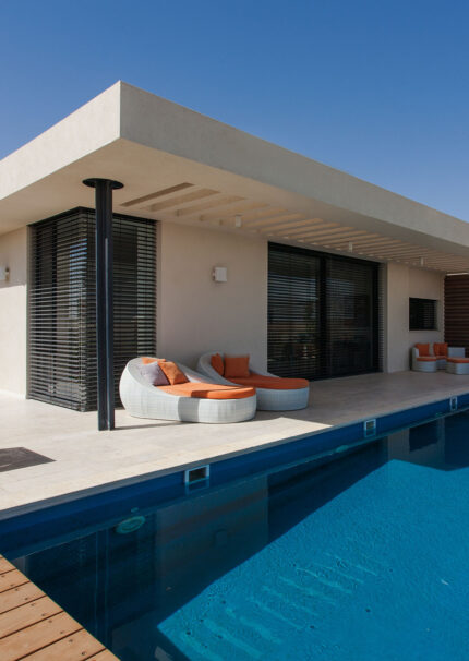 Modernes Wohnhaus mit Pool