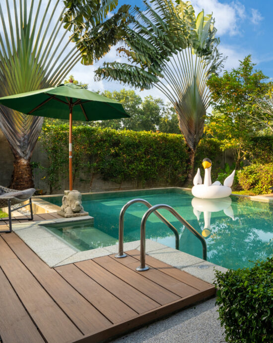 Poolbereich mit Sonnenschirm und Sessel