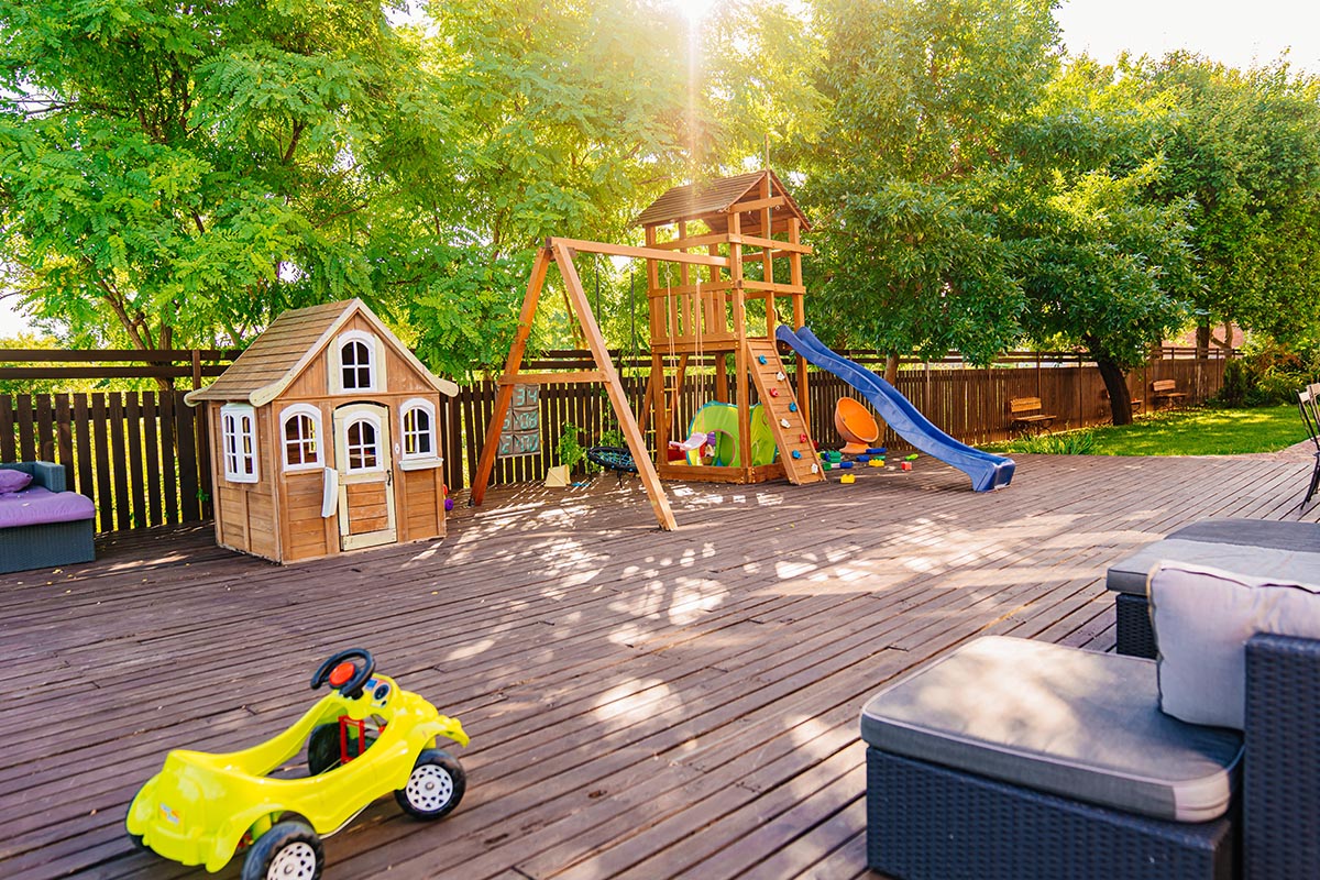 Die Terrasse mit Schaukel, Spielturm, Spielhaus und Sandkasten ist ein Paradies für Kinder, in dem sie sich austoben und ihre Fantasie ausleben können.