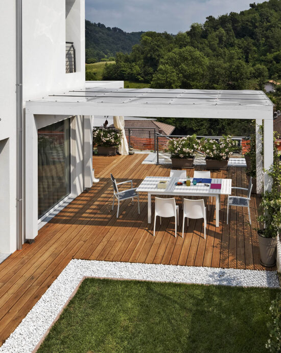 Draufsicht einer Terrasse mit weißer Überdachung und Holzfußboden