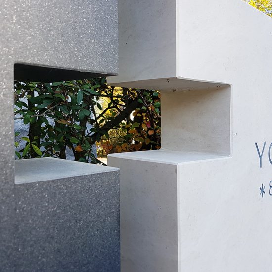 Moderne Doppelgrabanlage mit einer Grabgestaltung zu Allerheiligen - Grabgesteck & Grablampe ergänzen die Ganzjahresgestaltung mit Kies