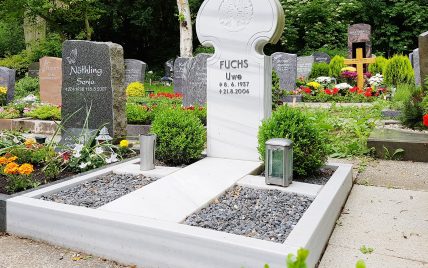 Modernes Doppelgrabmal aus weißem Marmor – geschwungene Form – mit Grabeinfassung und...