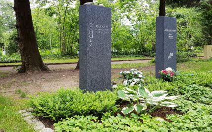 Grabgestaltung eines Doppelgrabes im Halbschatten mit Granitstele & dezenter pflegeleichte...