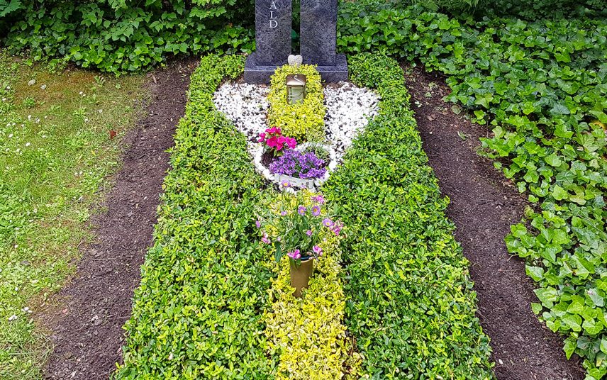 Idee für die Grabgestaltung – Moderne Grabbepflanzung für ein Einzelgrab – immergrüne Bodendecker in verschiedenen Farbvarianten & Kies geben Struktur