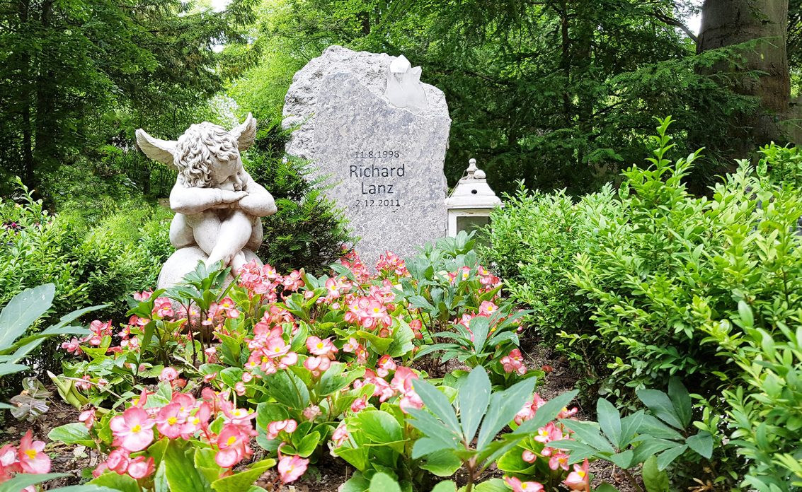 Schönes Kindergrab aus hellem Granit mit Bergkristall – moderne Grabgestaltung mit Grab...