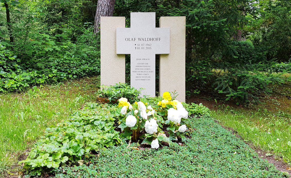 Modernes Grabmal mit Kreuz eines Familiengrabes aus Kalkstein – pflegeleichte Grabbepfla...