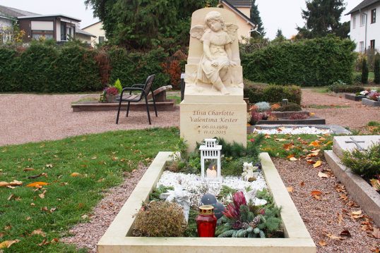 Heller Grabstein mit Engel auf einem Einzelgrab mit Einfassung & pfleg...