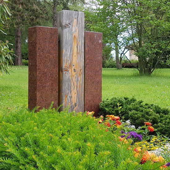 Moderne Einzelgrabanlage mit mehrteiligem Grabstein aus rostendem Metall und Holz - schöne Grabbepflanzung mit Nadelgehölzen  Bodendeckern & Sommerblumen