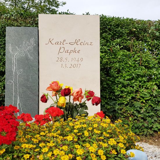 Modernes Urnengrabmal mit Einfassung aus Kalkstein & Granit und Sommerlicher Grabbepflanzung mit pflegeleichten Blumen