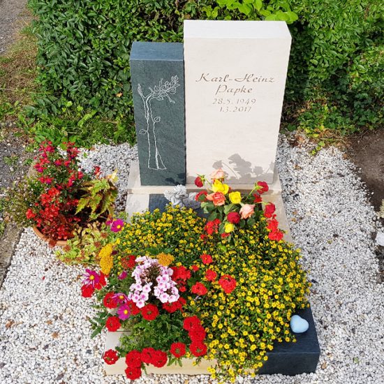 Modernes Urnengrabmal mit Einfassung aus Kalkstein & Granit und Sommerlicher Grabbepflanzung mit pflegeleichten Blumen