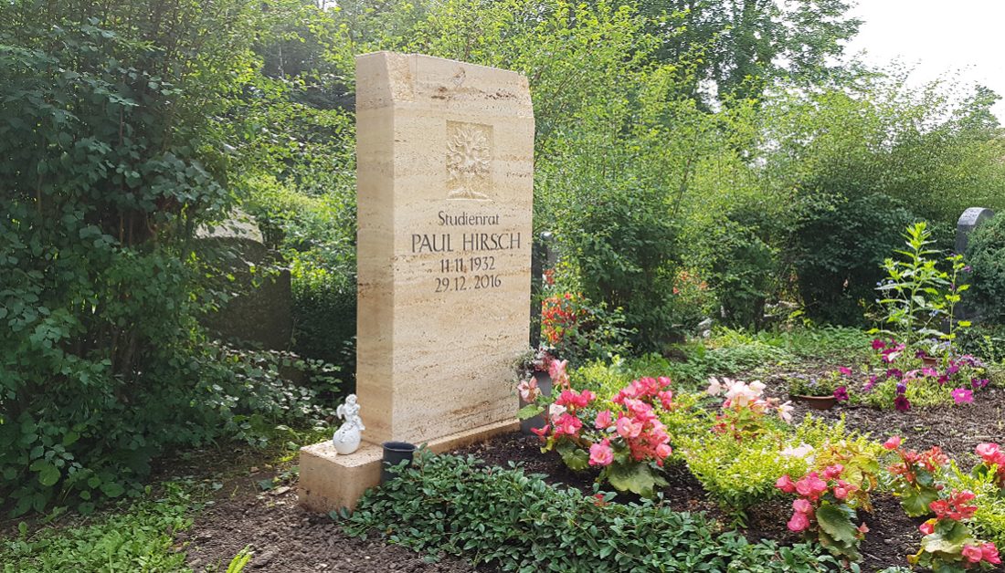 Modernes Einzelgrabmal aus Kalkstein mit Grabeinfassung aus Bodendeckern & sommerlicher pflegeleichter Bepflanzung mit Blumen