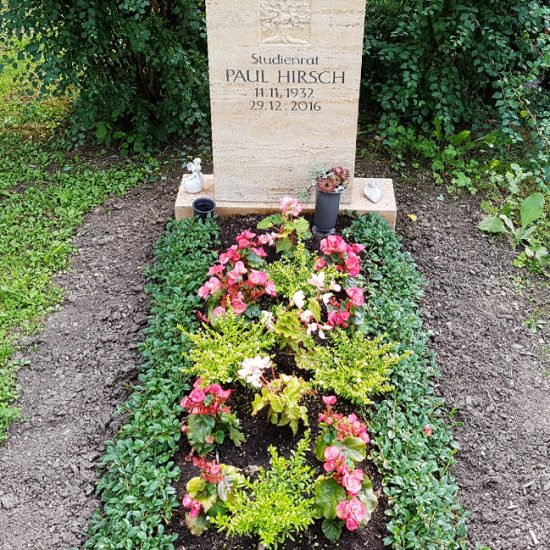 Modernes Einzelgrabmal aus Kalkstein mit Grabeinfassung aus Bodendeckern & sommerlicher pflegeleichter Bepflanzung mit Blumen
