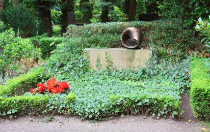 Moderner Grabstein mit Bronzeskulptur für ein Doppelgrab – immergrüne pflegeleichte Gr...