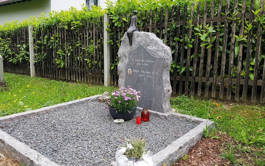 Moderne Grabanlage eines Doppelgrabes aus Granit mit Grabstein & Grabeinfassung – Grabgestaltung pflegeleicht mit Kies