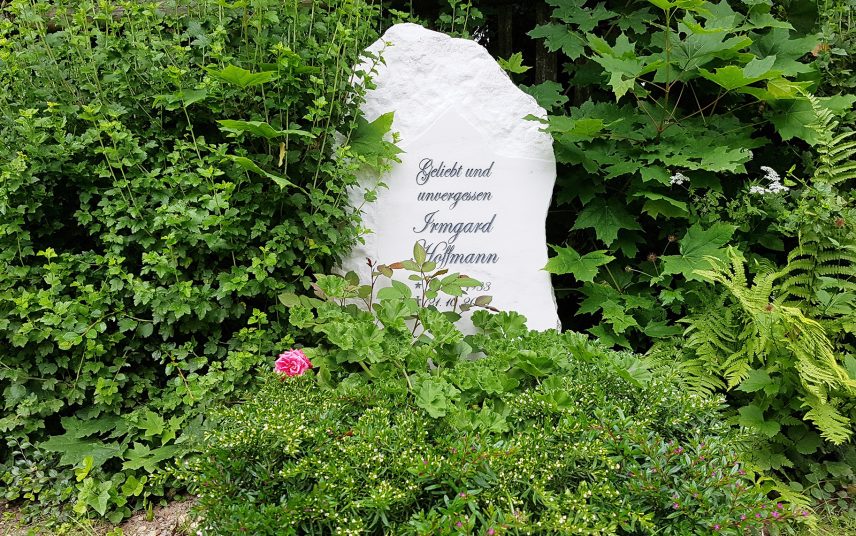 Moderner Grabstein für ein Urnengrab aus weißem Marmor – Sommerliche Grabbepflanzung pflegeleicht mit Stauden