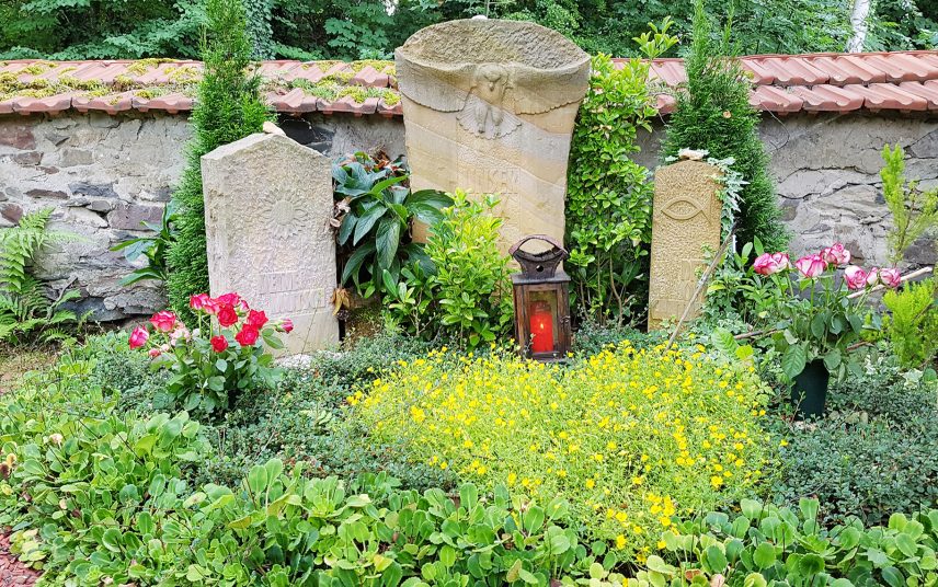Familiengrabstätte mit Grabsteinen aus Sandstein & pflegeleichter Grabbepflanzung mit Bodendeckern & Stauden