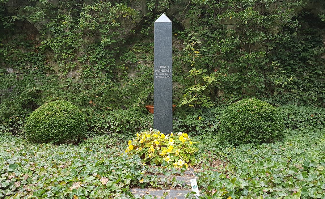 Jürgen Wohlrabe – Grab mit Obelisken des verstorbenen CDU Politikers und Filmproduzente...