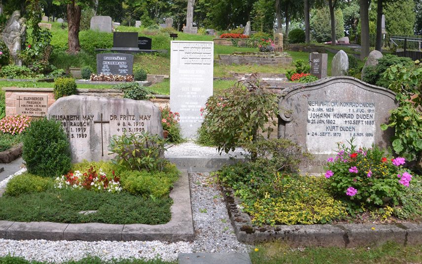 Konrad Alexander Friedrich Duden – Grab mit Grabstein des berühmten Lexikografen auf dem Hauptfriedhof in Bad Hersfeld