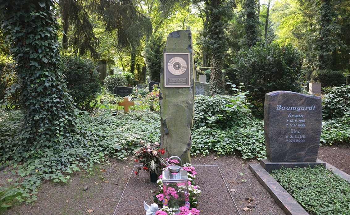 Gottfried Engels – Grab mit Grabstein des Musikers und Produzenten auf dem Friedhof Mela...