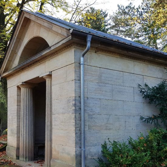 Ernst von Wildenbruch - Grab mit Grabstein des verstorbenen Schriftstellers und Diplomaten auf dem Hauptfriedhof in Weimar