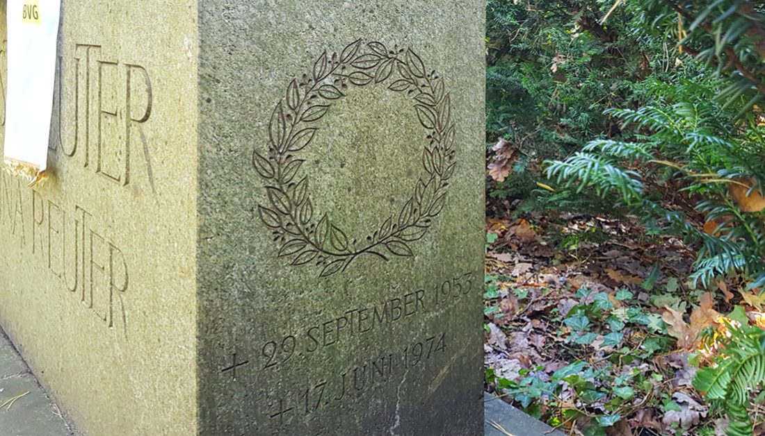 Ernst Reuter - Grab mit Grabstein des verstorbenen Oberbürgermeisters und Politikers auf dem Waldfriedhof Zehlendorf