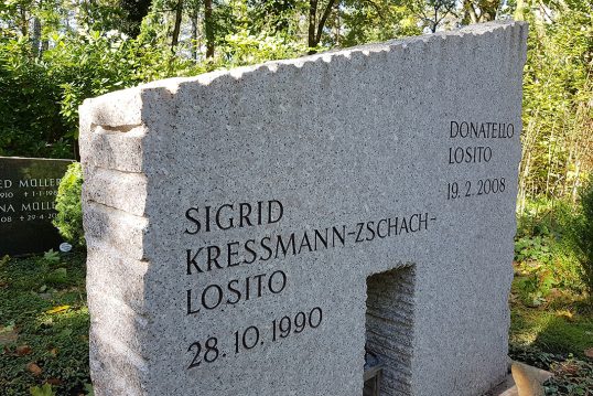 Donatello Losito – Grab mit Grabstein des Künstlers und seiner Ehefrau der bekannten Architektin Sigrid Kressmann-Zschach