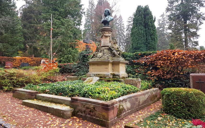 Franz Abt – Grab mit Grabstein des verstorbenen Komponisten auf dem Nordfriedhof in Wiesbaden