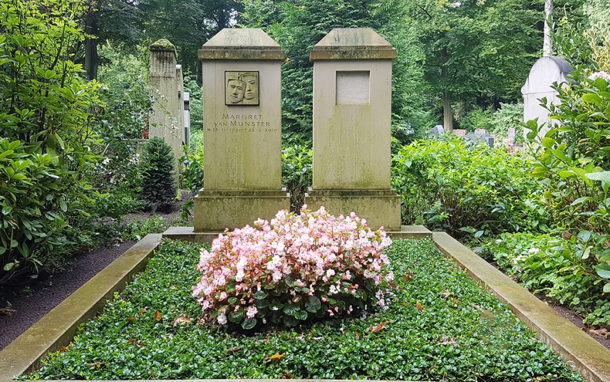 Margret van Munster – Grab mit Grabstein der bekannten Schauspielerin  die die Rolle der Rosemarie Koch in der Lindenstraße spielte  auf dem Südfriedhof in Köln