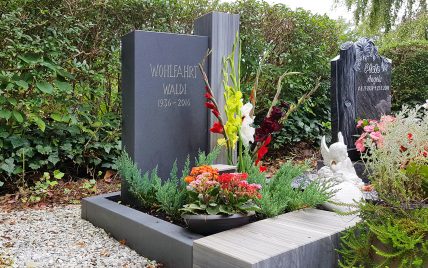 Modern gestaltetes Urnengrab mit Granitgrabstein und Einfassung – Pflegeleichte Grabgest...