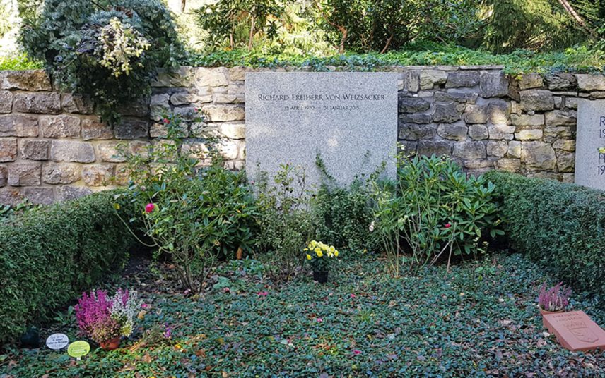 Richard von Weizäcker – Grab mit Grabstein des verstorbenen Bundespräsidenten auf dem Waldfriedhof Dahlem in Berlin