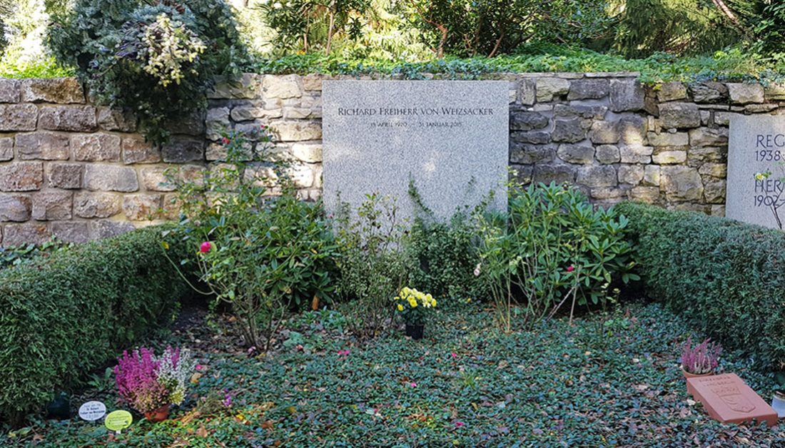 Richard von Weizäcker - Grab mit Grabstein des verstorbenen Bundespräsidenten auf dem Waldfriedhof Dahlem in Berlin