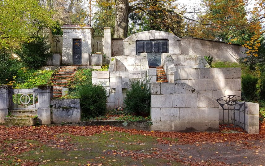 Karl Theodor Kötschau – Bedeutendes Mausoleum nach Entwürfen Henry van de Veldes des verstorbenen Museumsdirektors auf dem Hauptfriedhof in Weimar