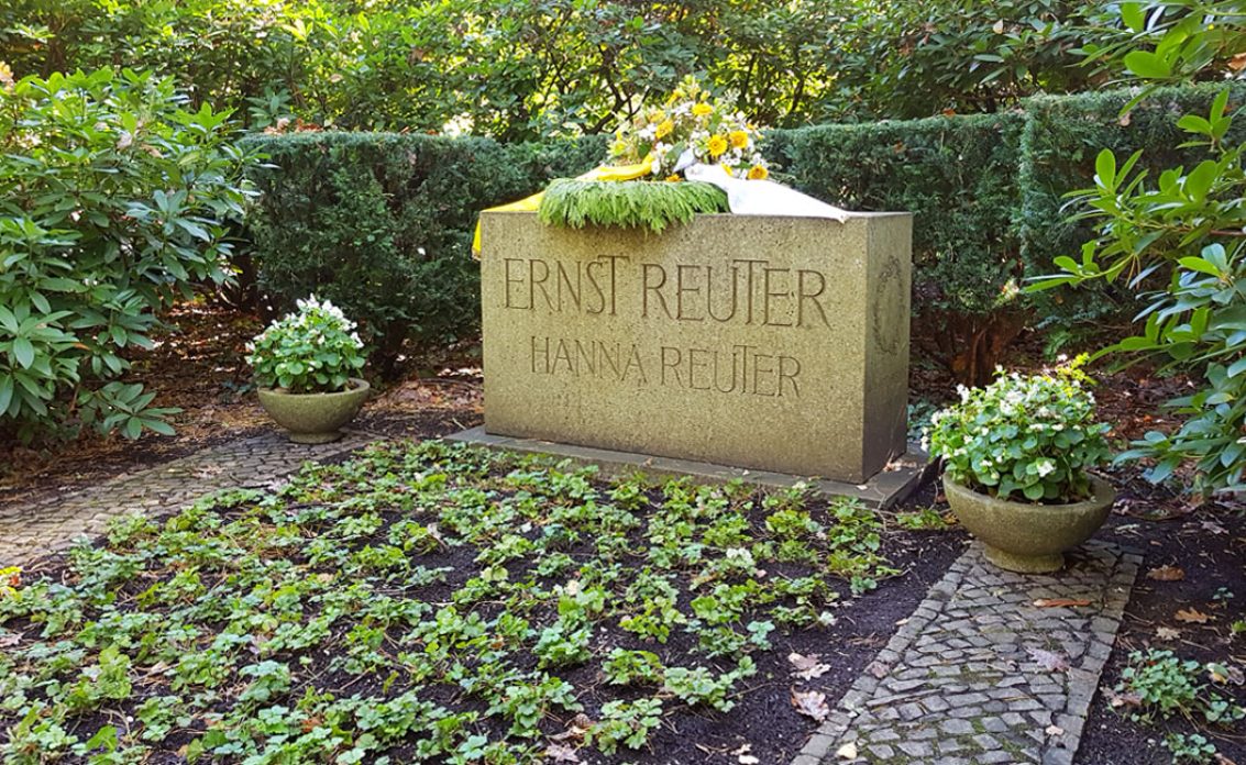 Ernst Reuter – Grab mit Grabstein des verstorbenen Oberbürgermeisters und Politikers au...