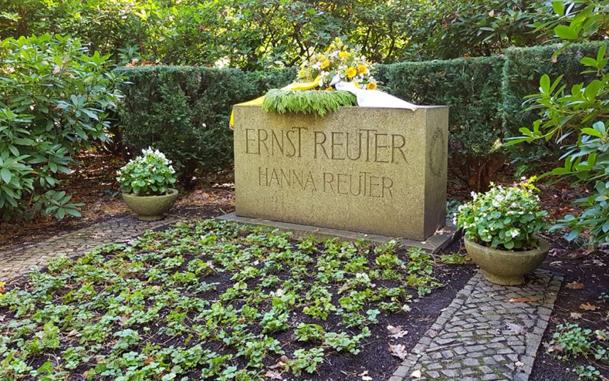 Ernst Reuter – Grab mit Grabstein des verstorbenen Oberbürgermeisters und Politikers auf dem Waldfriedhof Zehlendorf