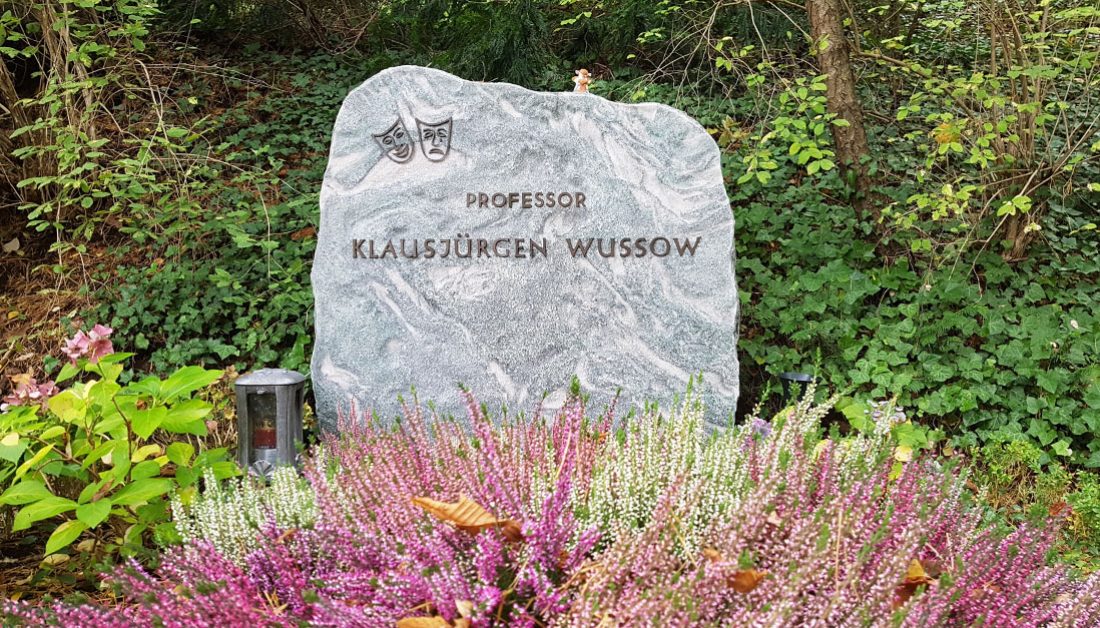 Grab mit Grabstein des verstorbenen Schauspielers Klausjürgen Wussow auf dem Friedhof Heerstraße in Berlin
