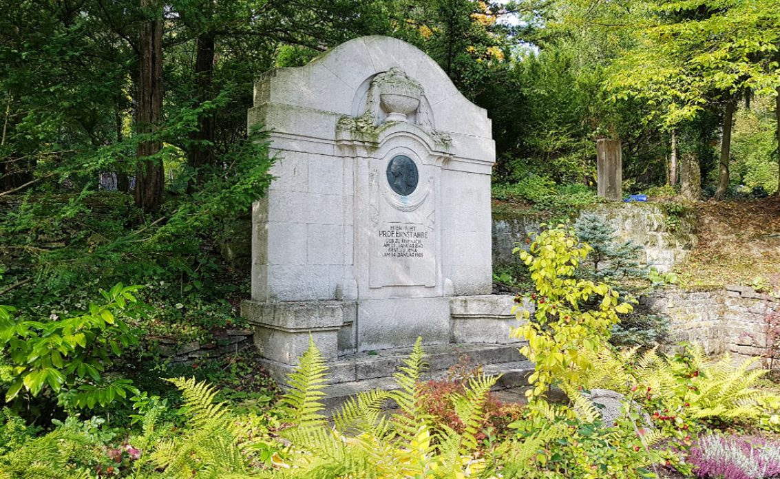 Ernst Abbe – Grab mit Grabstein des verstorbenen Physikers und Optikers auf dem Nordfrie...
