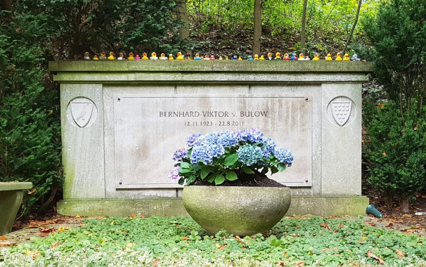 Bernhard-Viktor von Bülow – Grab mit Grabstein des Humoristen und Schauspielers  besser bekannt als Loriot auf dem Friedhof Heerstrasse in Berlin