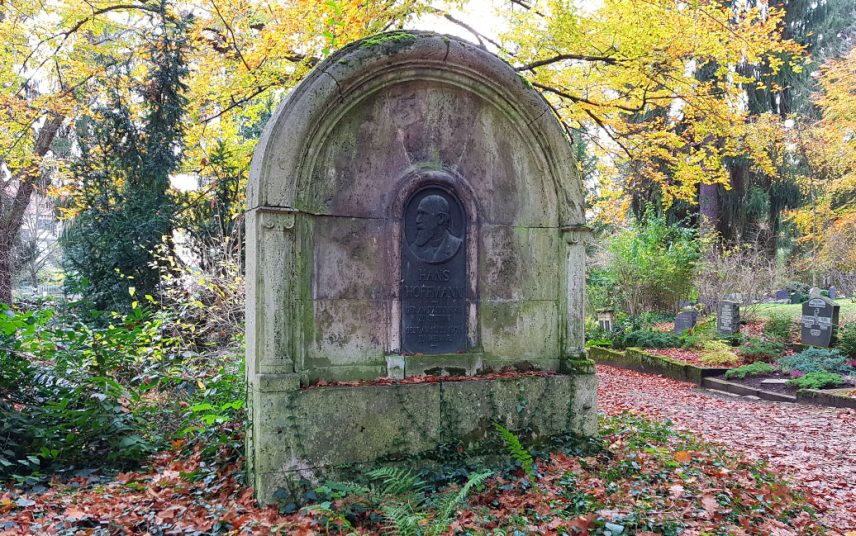 Hans Hoffmann – Grab mit Grabstein des verstorbenen Schriftstellers und Generalsekretärs der Schillerstiftung Weimar auf dem Hauptfriedhof in Weimar