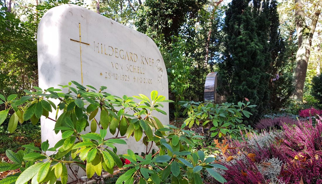 Hildegard Knef - Grab mit Grabstein der ehemaligen Schauspielerin auf dem Waldfriedhof Zehlendorf in Berlin