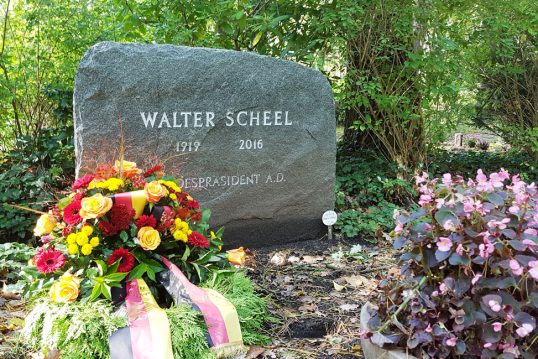 Walter Scheel – Grab mit Grabstein des ehemaligen Bundespräsidenten der BRD auf dem Waldfriedhof Zehlendorf in Berlin