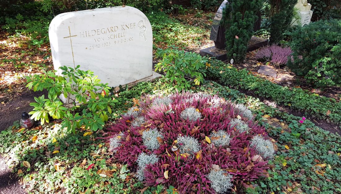 Hildegard Knef - Grab mit Grabstein der ehemaligen Schauspielerin auf dem Waldfriedhof Zehlendorf in Berlin