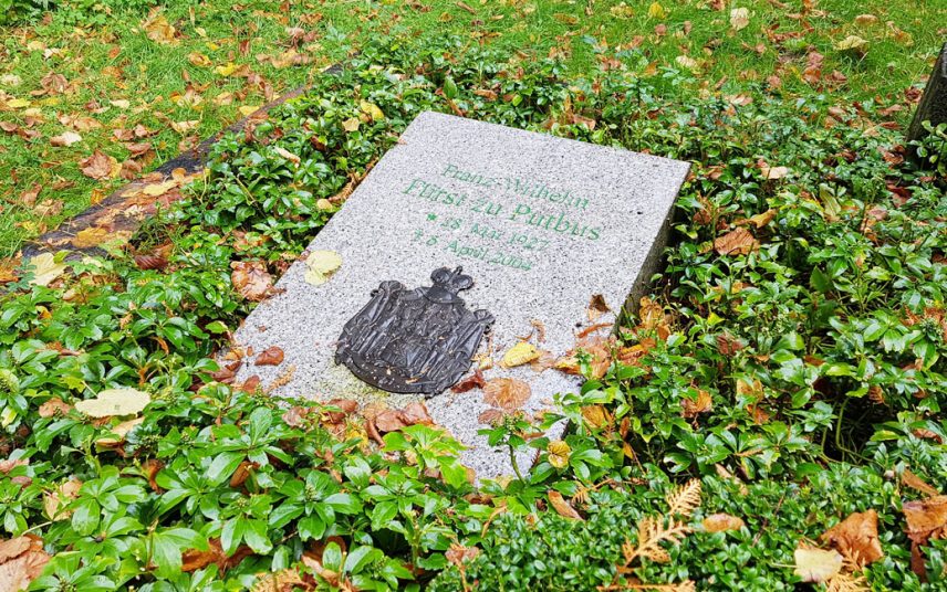 Franz Wilhelm Fürst zu Putbus – Grab mit Grabstein des Urururenkels des Fürsten Wilhelm Malte zu Putbus auf dem Friedhof in Vilmnitz
