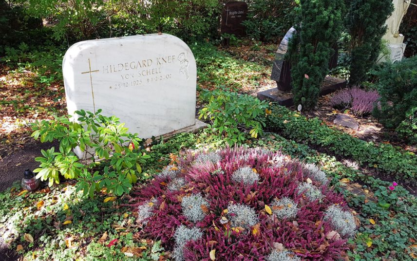 Hildegard Knef – Grab mit Grabstein der ehemaligen Schauspielerin auf dem Waldfriedhof Zehlendorf in Berlin