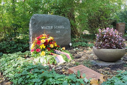 Walter Scheel – Grab mit Grabstein des ehemaligen Bundespräsidenten der BRD auf dem Waldfriedhof Zehlendorf in Berlin
