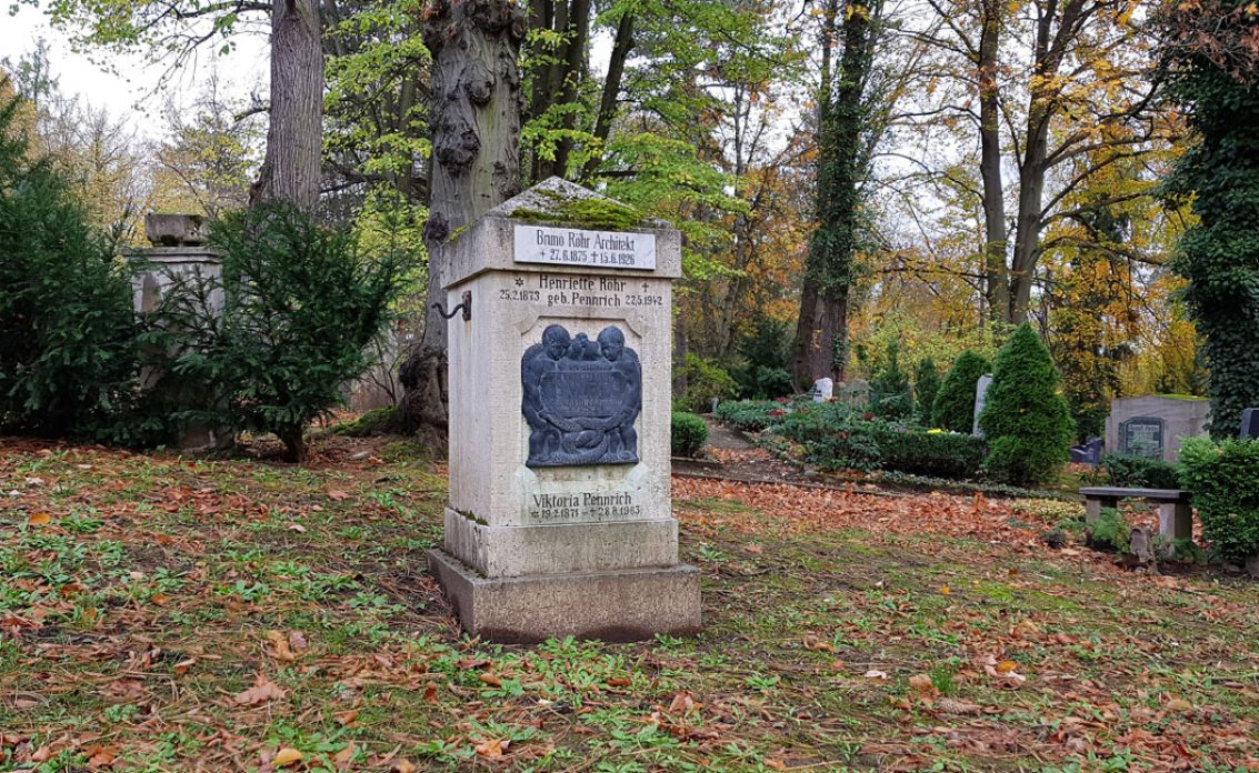 Bruno Röhr – Grab mit Grabstein des ehemaligen Architekten auf dem Hauptfriedhof in Wei...